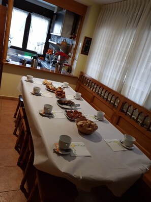Frokostbuffé hver dag (mot et tillegg)