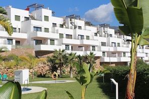 Alberca al aire libre por temporada y camastros