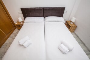 1 soverom, skrivebord, lydisolert og strykejern/-brett