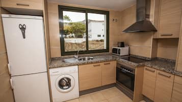 Full-sized fridge, microwave, oven, stovetop