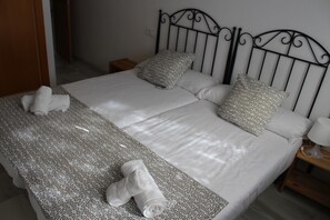 1 bedroom, desk, soundproofing, iron/ironing board - Resort de Nerja (Nerja)
