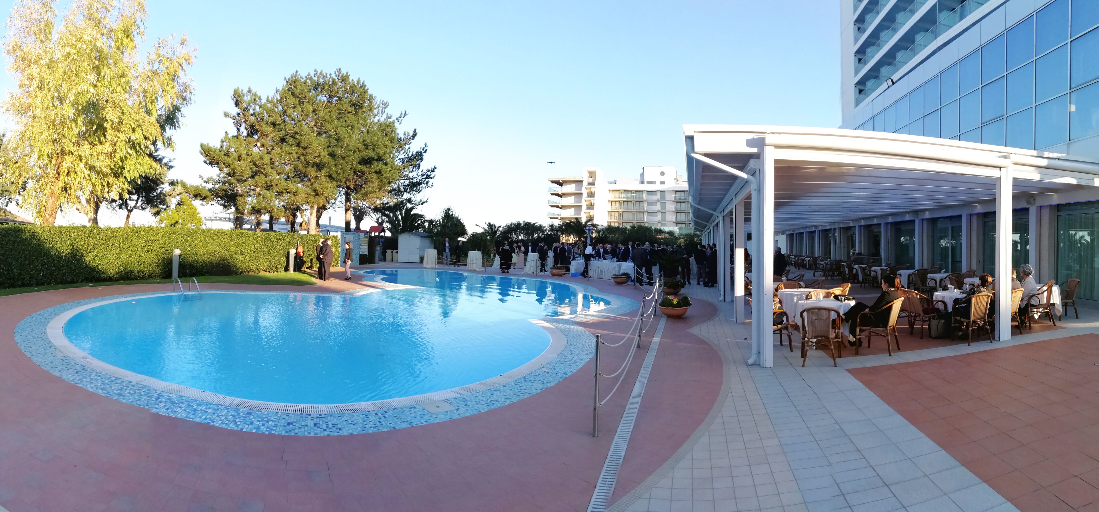 Kolam renang terbuka bermusim, kolam infiniti, kerusi lepak pantai 