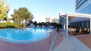 Kolam renang terbuka bermusim, kolam infiniti, kerusi lepak pantai