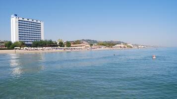 Pantai persendirian, kerusi lepak pantai, payung, bola tampar pantai