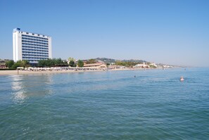 Spiaggia privata, lettini da mare, ombrelloni, pallavolo