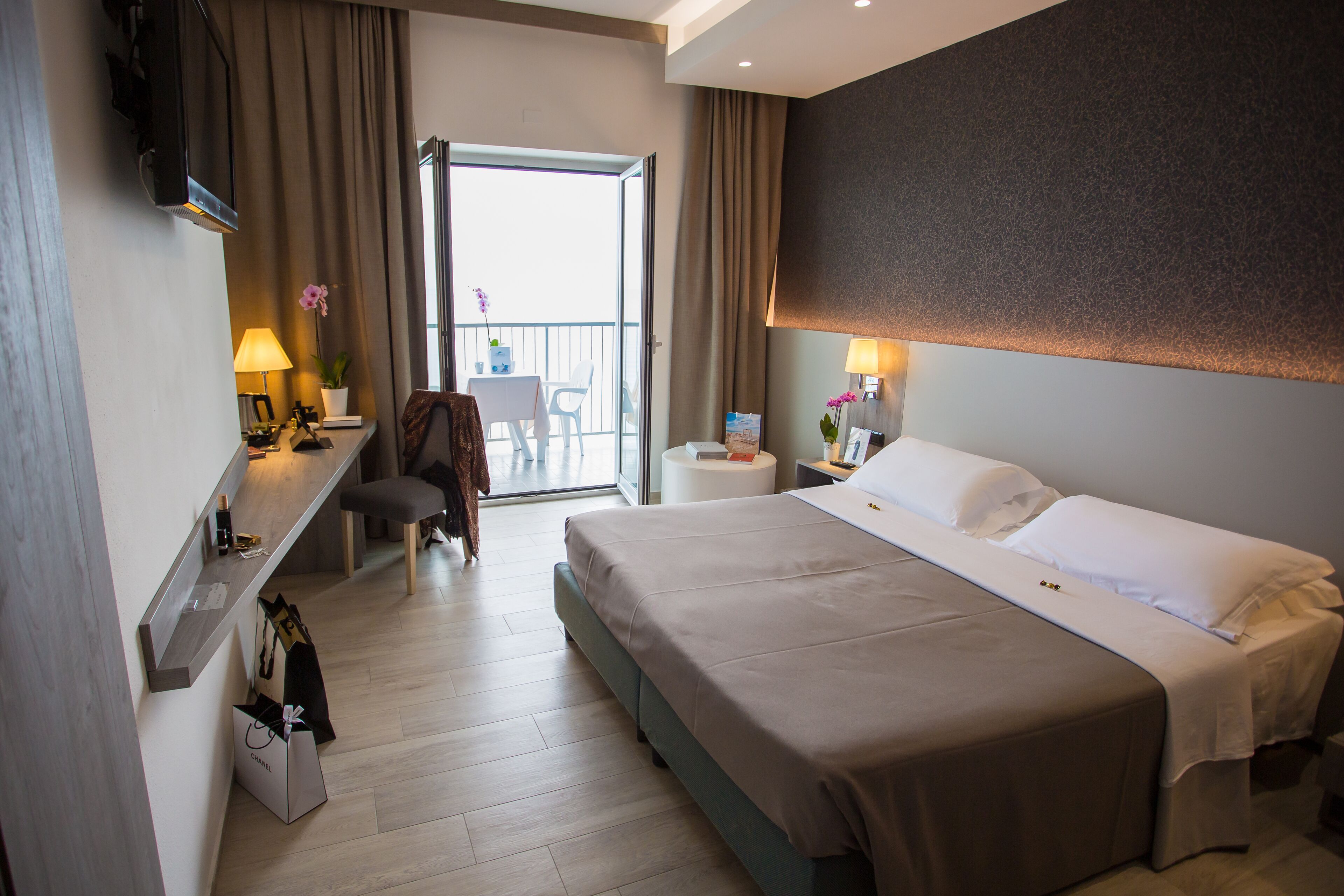 Minibaari, tallelokero huoneessa, pimennysverhot, äänieristys