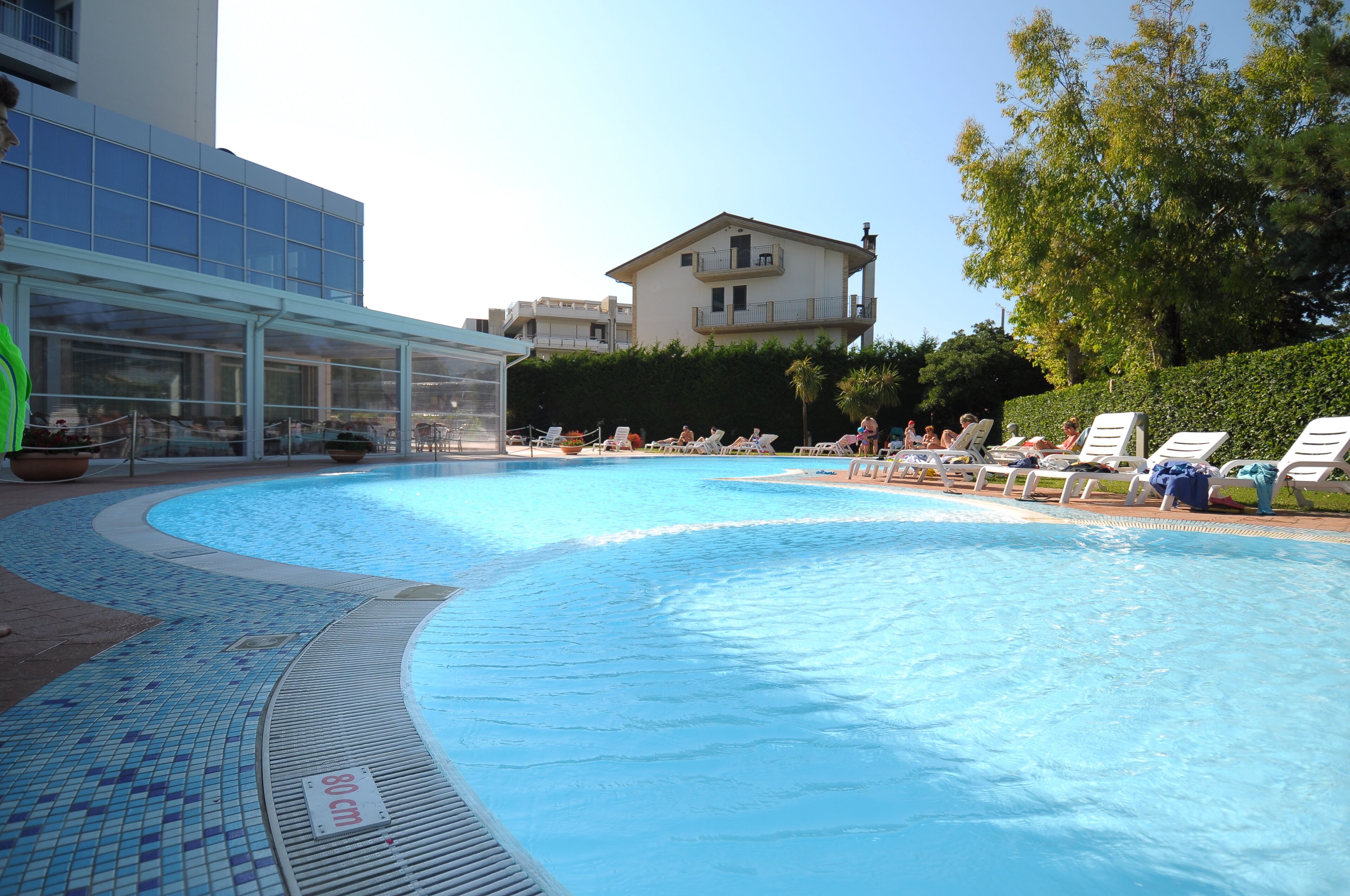 Kauden mukainen ulkouima-allas, ääretön uima-allas, aurinkotuoleja