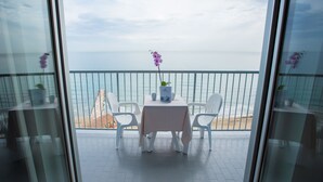 A balcony with a table and chairs, overlooking the sea. - Hermitage Hotel (Silvi)