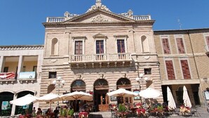A historic building with a central entrance, arched windows, and a balcony. - Hermitage Hotel (Silvi)