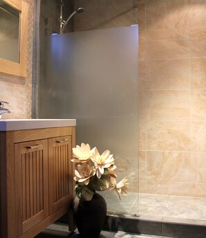 Suite familiar (L'Orangerie) | Baño | Ducha, secador de pelo y toallas