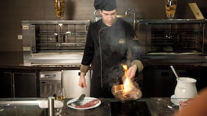 Um chef cozinha em chamas numa cozinha profissional.