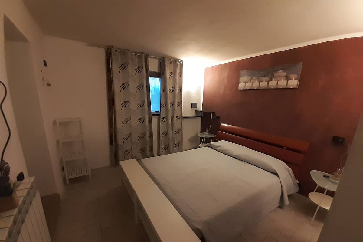 Tweepersoonskamer | Een bureau, een strijkplank/strijkijzer, gratis wifi, beddengoed
