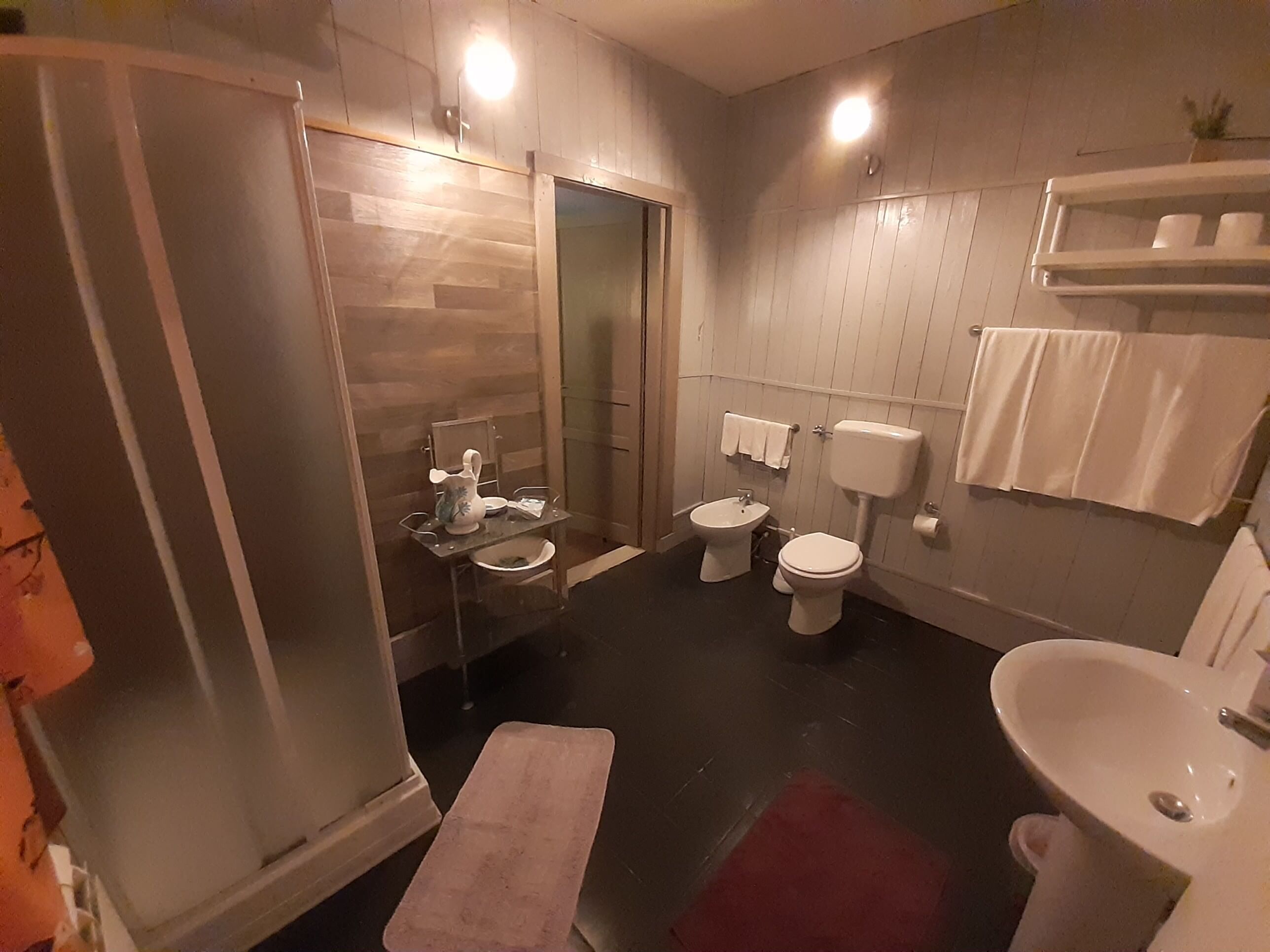 Familie driepersoonskamer, 1 slaapkamer, niet-roken, uitzicht op tuin | Badkamer | Een douche, gratis toiletartikelen, een haardroger, handdoeken