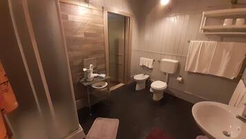 Familie driepersoonskamer, 1 slaapkamer, niet-roken, uitzicht op tuin | Badkamer | Een douche, gratis toiletartikelen, een haardroger, handdoeken