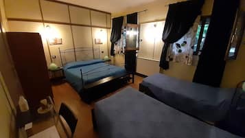 Chambre Triple | Bureau, fer et planche Ă repasser, Wi-Fi gratuit, draps fournis