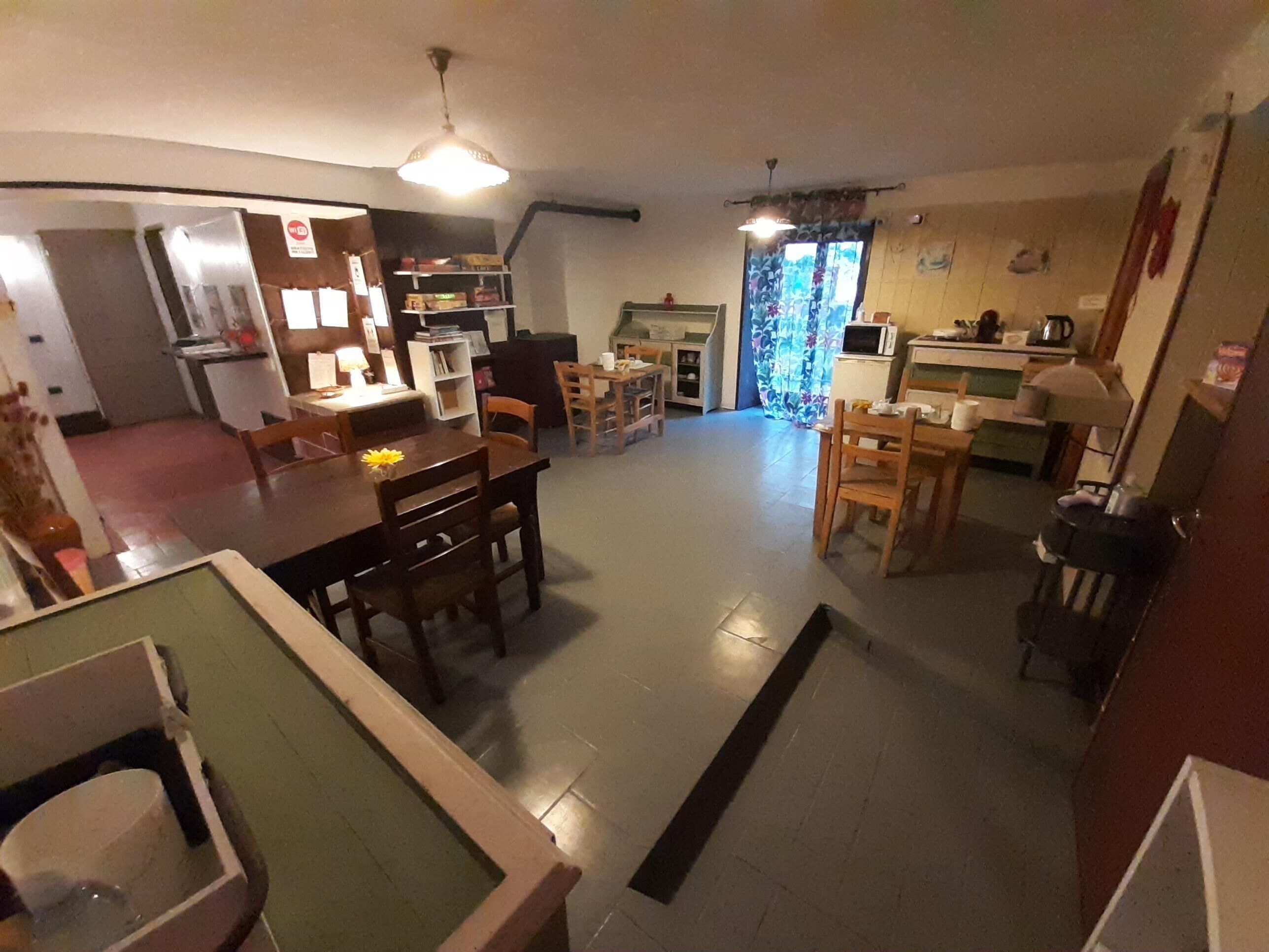 Un espacio habitable compacto con comedor, cocina y una pequeña entrada.