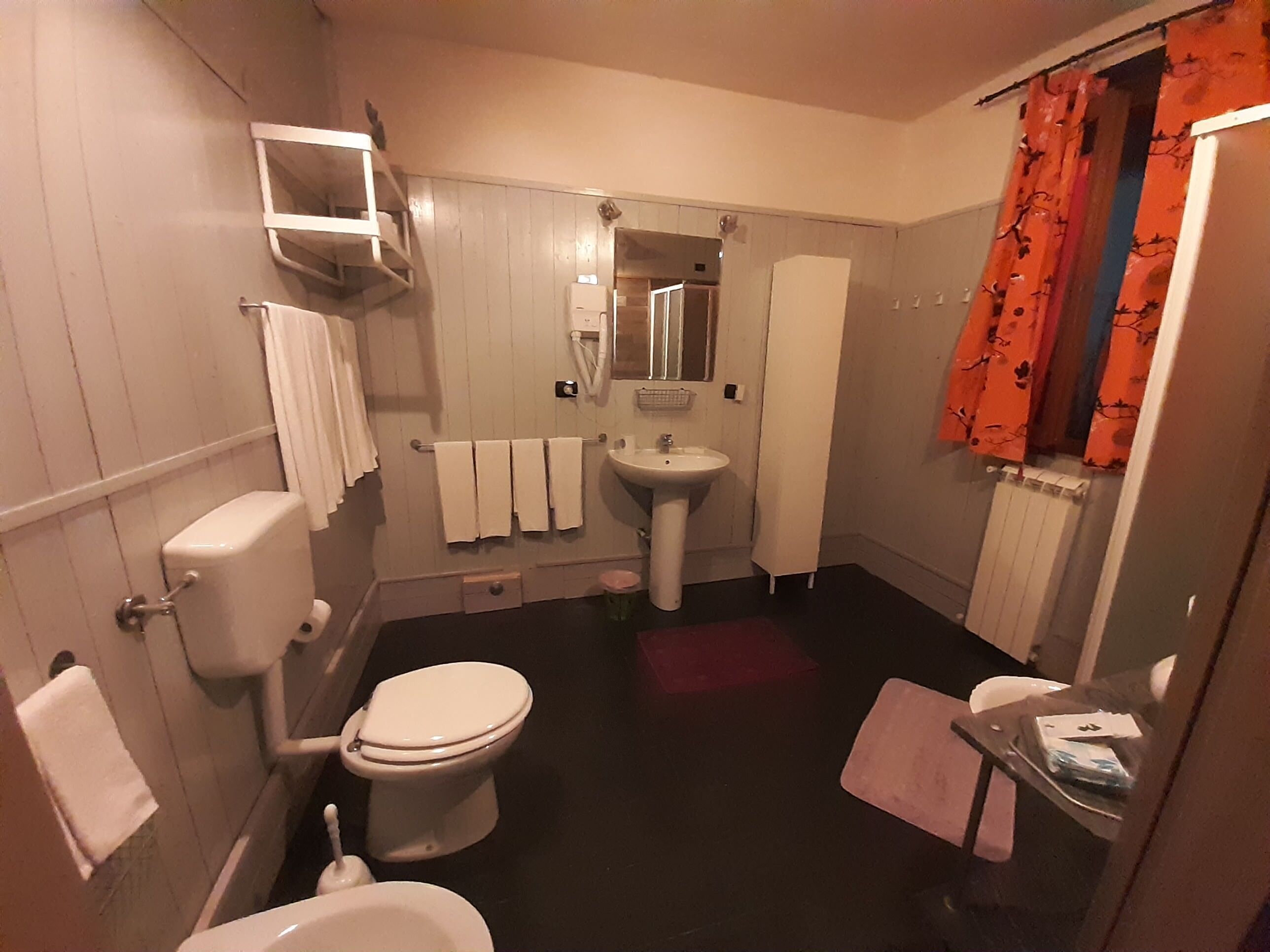 Une petite salle de bain comprenant des toilettes, un lavabo et un miroir.