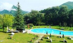 Piscine extérieure en saison