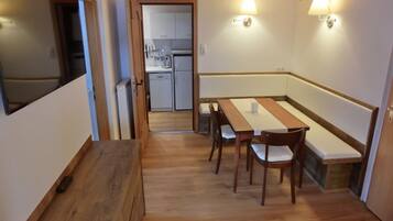 Grand Apartment, 3 Bedrooms, Patio, Lakeside | Makan dalam bilik