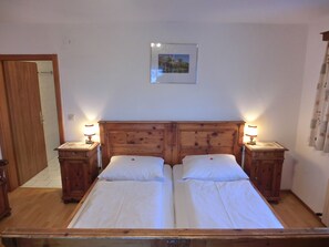 Apartamento, 3 habitaciones, cocina, vistas al lago | Caja fuerte, cunas (de pago), wifi gratis