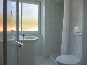 Appartement familial, 2 chambres, terrasse, au bord du lac | Salle de bain | Douche, serviettes fournies