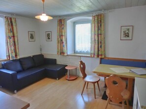 Apartamento familiar, 2 habitaciones, terraza, junto al lago | Zona de estar | Una televisión de pantalla plana