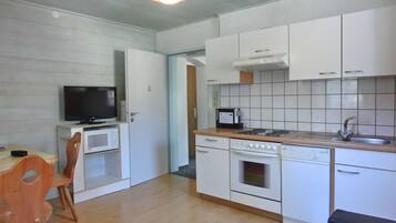 Familienapartment, 2 Schlafzimmer, Terrasse, Seeseite | Wohnbereich | Flachbildfernseher