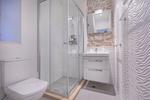 Habitación Confort doble | Baño | Ducha, secador de pelo y toallas