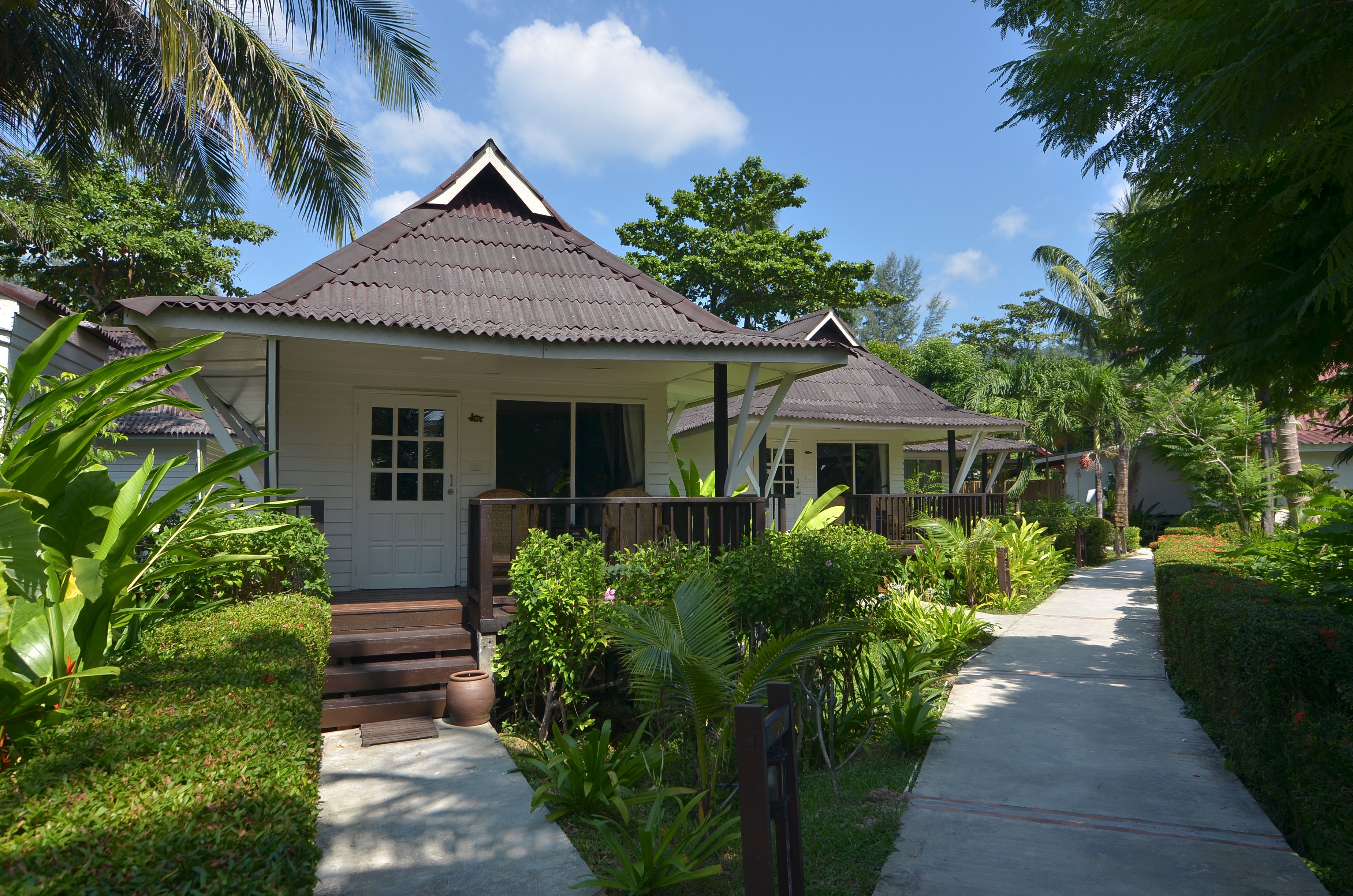 deluxe double or twin room | street view