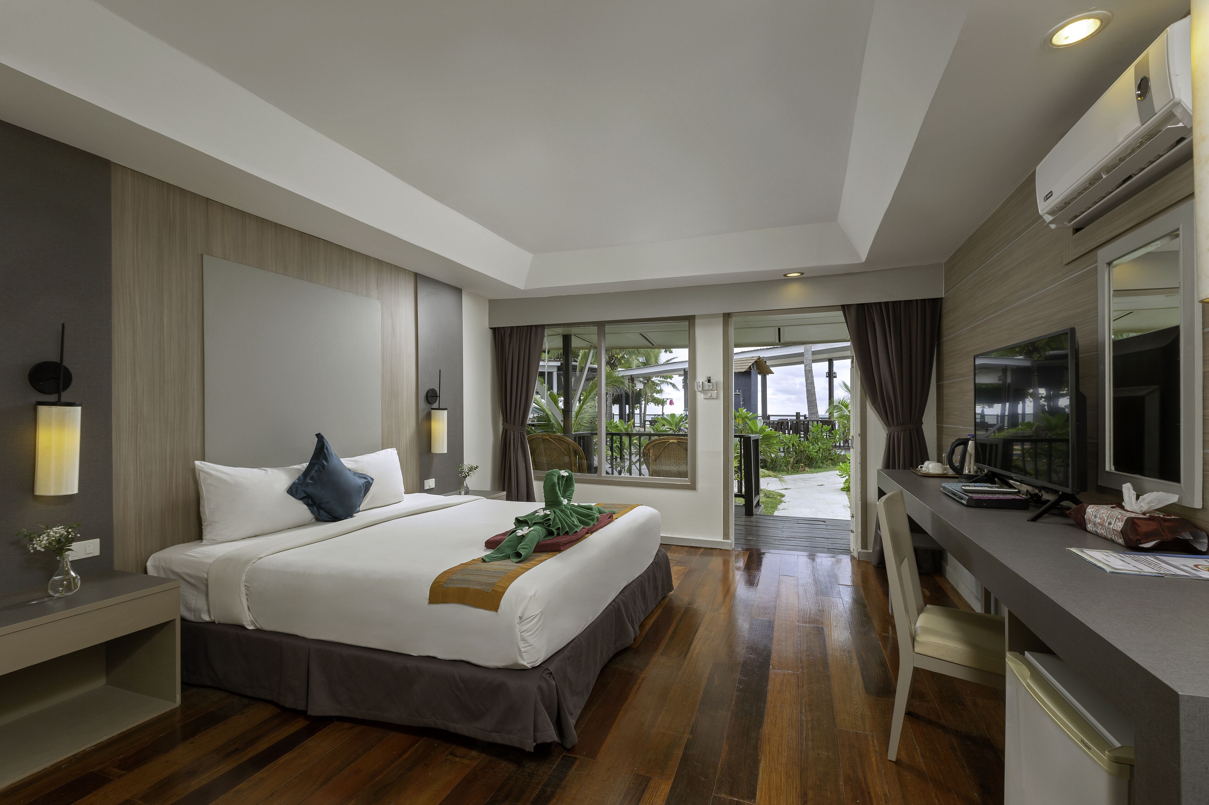 deluxe double or twin room | 1 bedroom, in-room safe, desk, laptop workspace