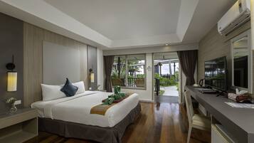 Deluxe Double or Twin Room | In-room safe, desk, laptop workspace, blackout curtains