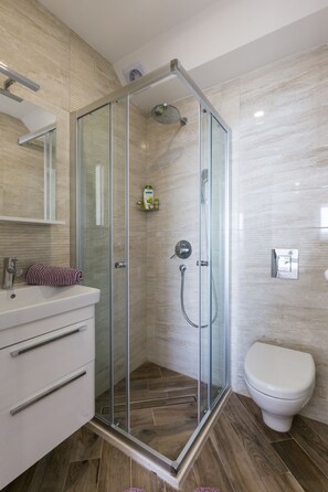 Camera doppia, balcone, vista mare | Bagno | Asciugacapelli, asciugamani