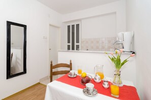 Superior Studio, Balcony, Sea View | In-room dining