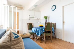 Apartamento standard, 1 quarto, sacada | Cozinha privada | Chaleira elétrica