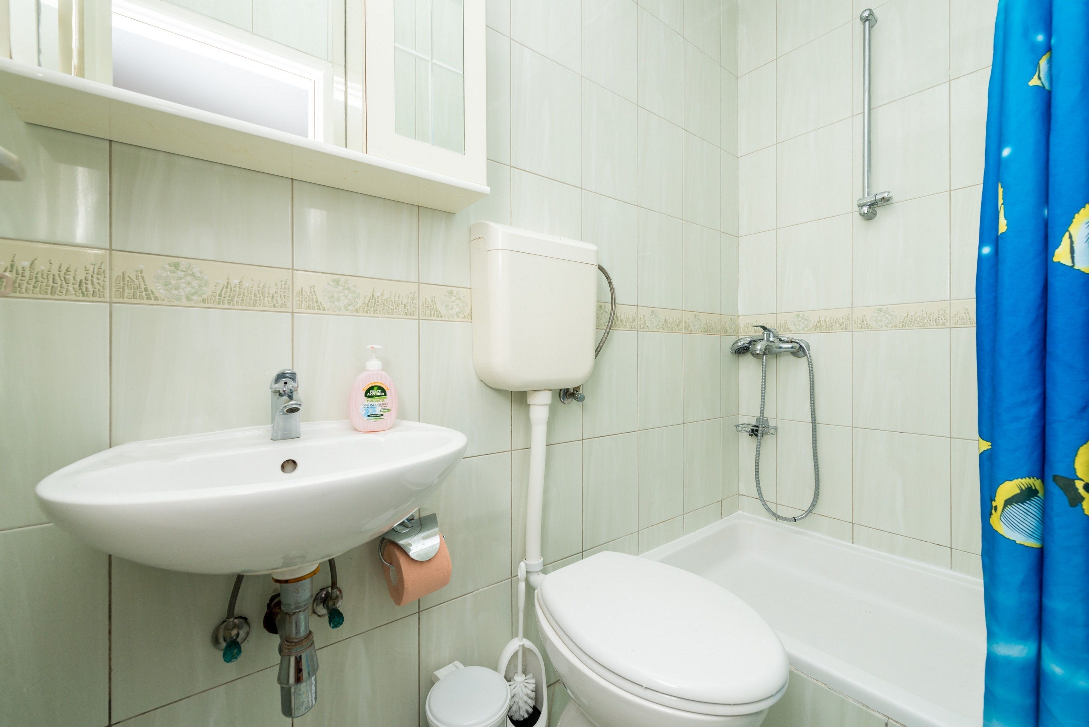 Ein Badezimmer mit Waschbecken, Toilette und Dusche.