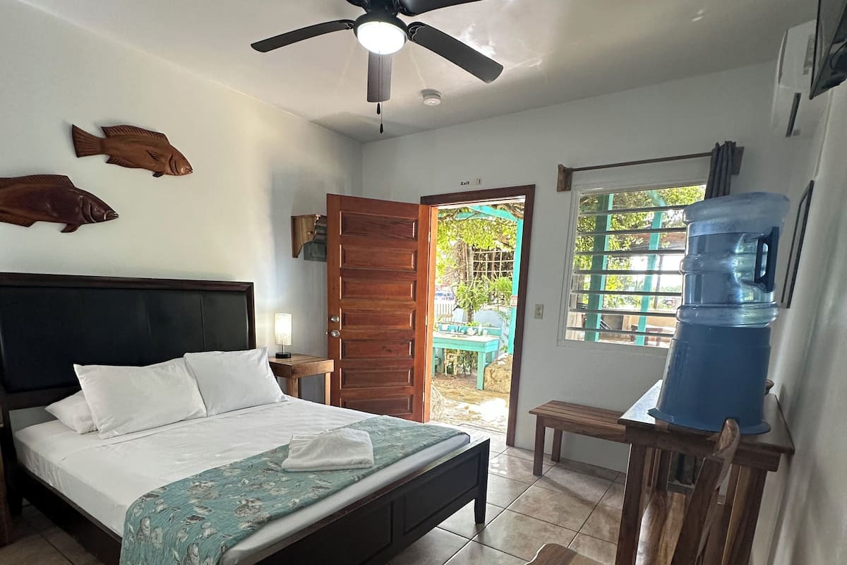 Deluxe Room, 1 Bedroom, Refrigerator & Microwave, Sea View | Blackout drapes, WiFi (free), individually decorated
