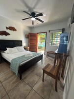 Decoración personalizada, muebles diferentes y cortinas blackout 