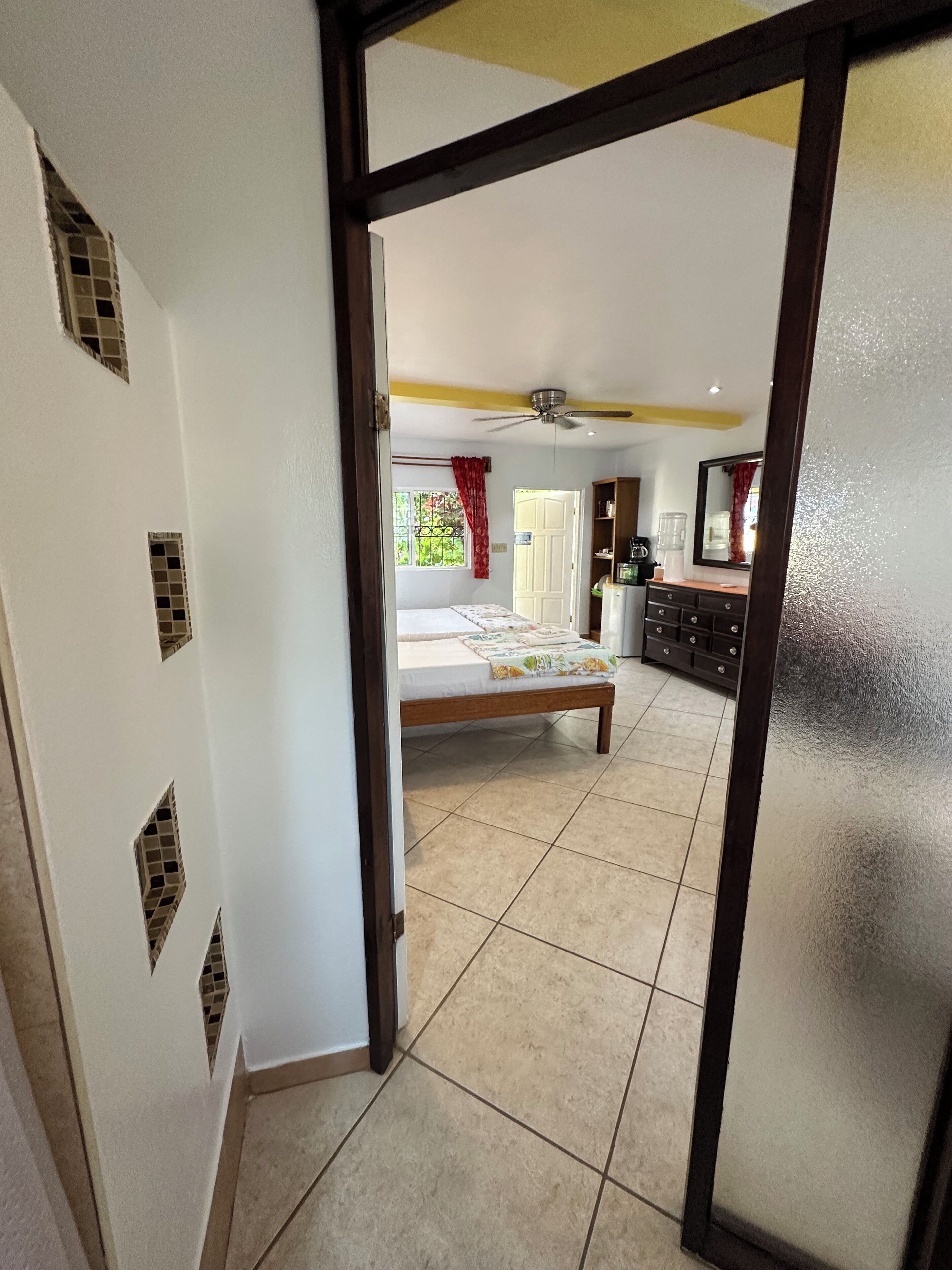Une chambre à coucher avec un lit, un bureau et une armoire.