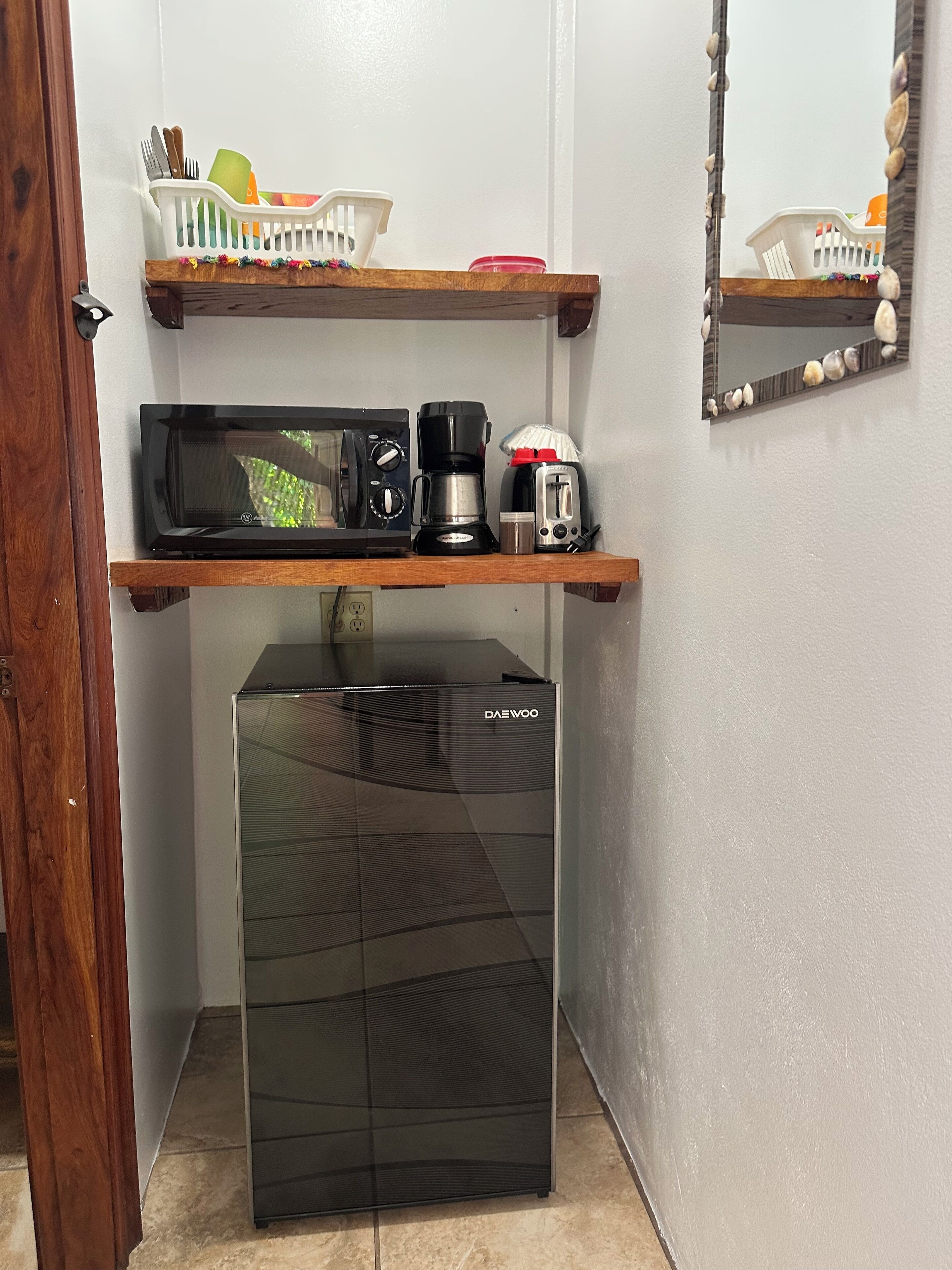 deluxe single room, 1 bedroom, refrigerator & microwave, sea view | private kitchen | fridge, coffee/tea maker, freezer