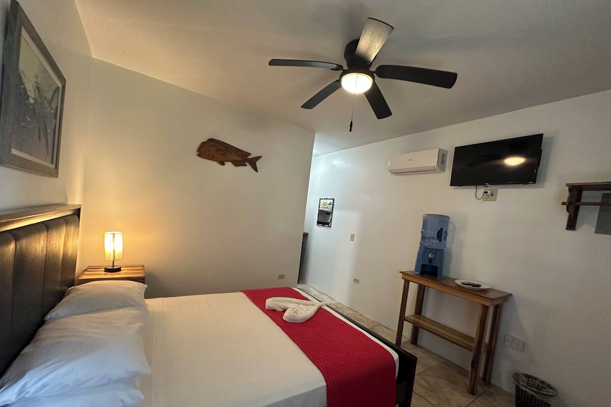 Deluxe Single Room, 1 Bedroom, Refrigerator & Microwave, Sea View | Blackout drapes, WiFi (free), individually decorated
