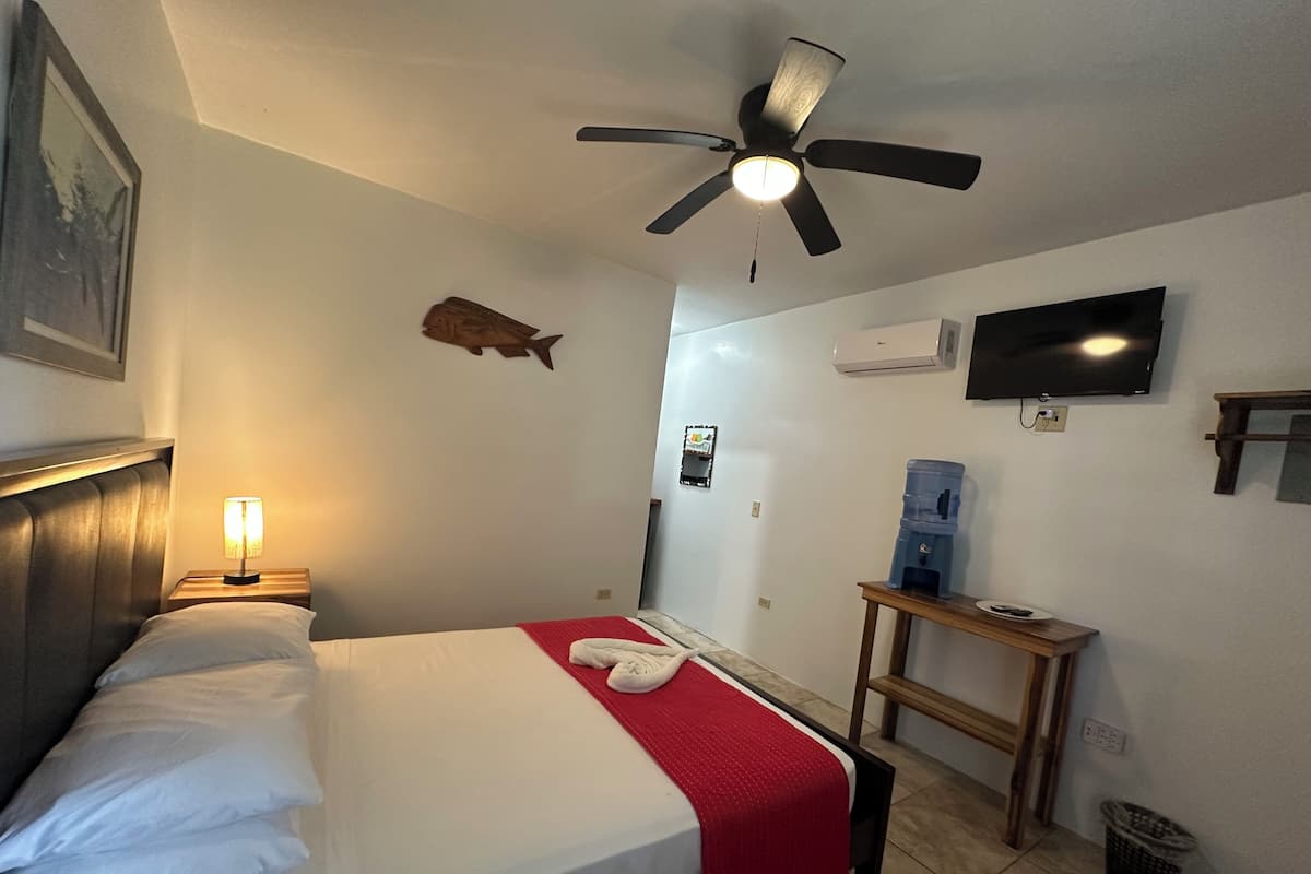 Deluxe Single Room, 1 Bedroom, Refrigerator & Microwave, Sea View | Individually decorated, individually furnished, blackout drapes