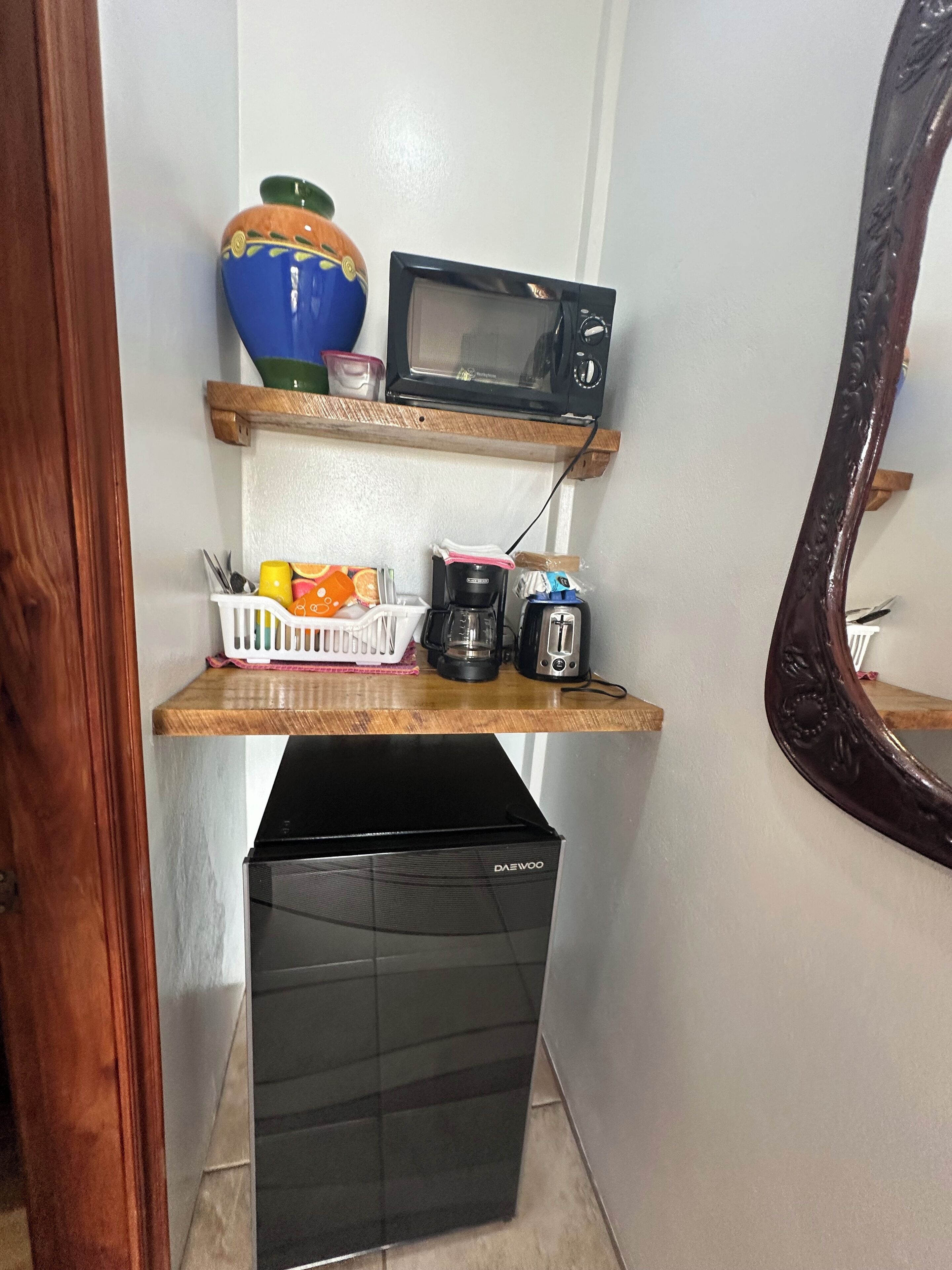 deluxe single room, 1 queen bed, refrigerator & microwave, sea view | private kitchen | fridge, coffee/tea maker, freezer