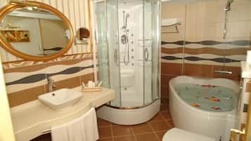Bathtub, jetted tub, free toiletries, hair dryer
