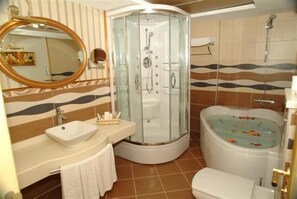 Een bad, een bubbelbad, gratis toiletartikelen, een haardroger