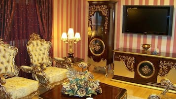 Presidential Suite | Living room | 42-inch LCD TV with satellite channels, TV