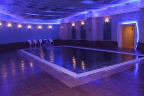 4 indoor pools, pool loungers