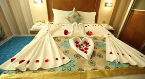 Suite (Queen) | Frette Italian sheets, free minibar items, in-room safe