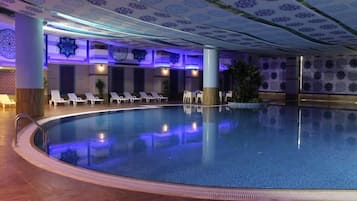 4 piscines couvertes, chaises longues