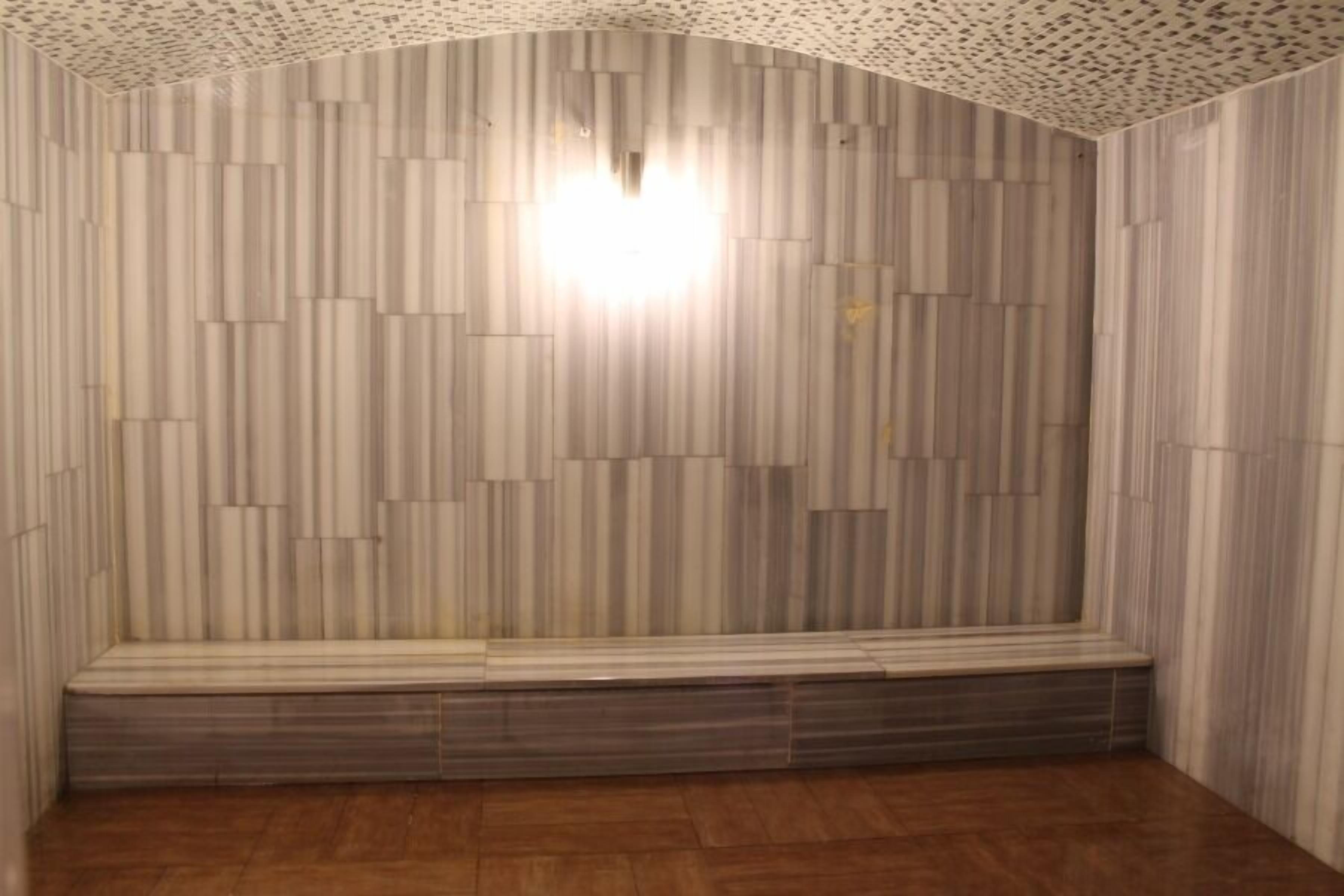 Um quarto com teto inclinado e um banco ao longo da parede.