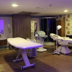Salas de tratamiento para parejas, sauna y tina de hidromasaje